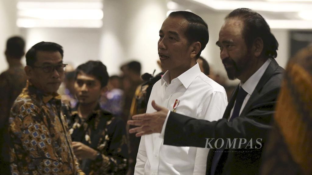 Ketua Umum Partai Nasdem Surya Paloh (kanan) mendampingi Presiden Joko Widodo saat menghadiri puncak acara HUT ke-8 Partai Nasdem, di Jakarta International Theatre, Kemayoran, Jakarta Pusat, Senin (11/11/2019) malam. 