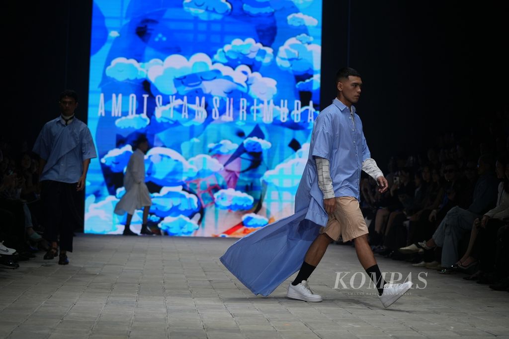 Peragaan busana koleksi Amotsyamsurimuda dalam Plaza Indonesia Men's Fashion Week di Jakarta, Rabu (4/9/2024). 