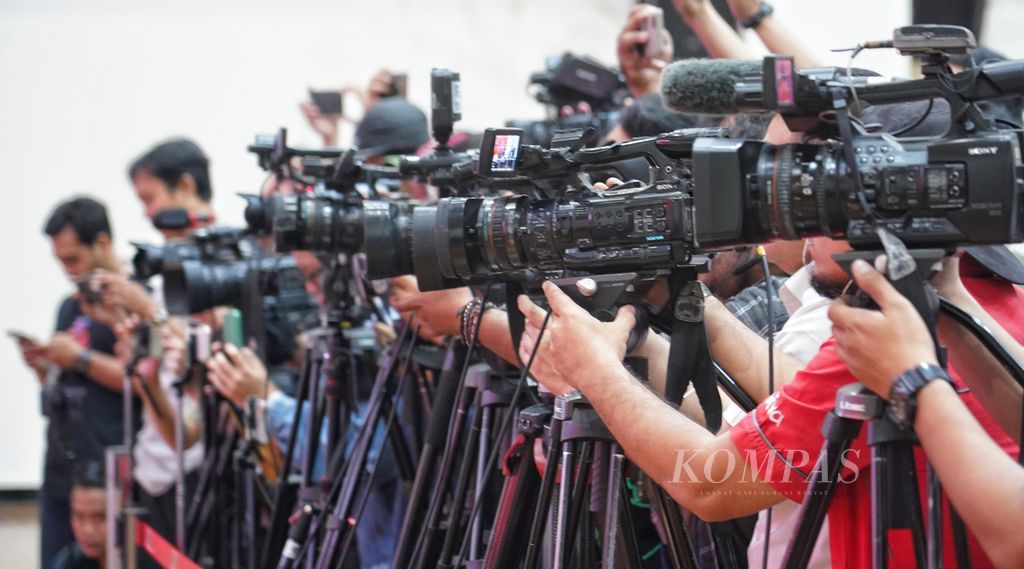 Para jurnalis meliput ekspose penahanan Direktur Utama PT Kindah Abadi Utama Roni Aidil dan Direktur Utama PT Intertekno Grafika Sejati Marilya di Gedung Juang Komisi Pemberantasan Korupsi, Jakarta, Rabu (26/7/2023).