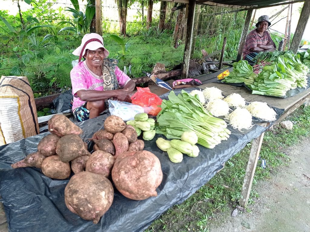<i>Awiah </i>(keladi), <i>awiahambu </i>(keladi johar), keladi <i>bete</i>, <i>sasu </i>(petatas), <i>sasuara </i>(singkong), hingga kacang tanah dan sayuran dijual mama-mama di Maybrat, Papua Barat, Rabu (13/7/2022).