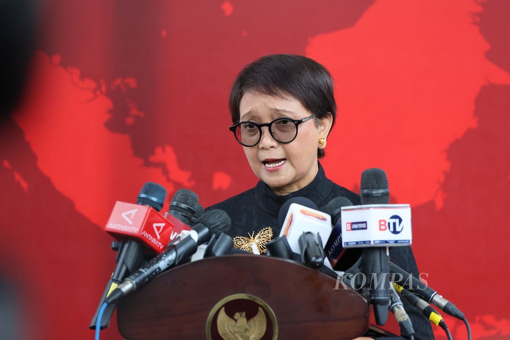 Menteri Luar Negeri Retno Marsudi memberikan keterangan kepada wartawan seusai mendampingi Presiden Joko Widodo yang menerima kunjungan kehormatan Menlu China Wang Yi di Istana Merdeka, Jakarta, Kamis (18/4/2024).