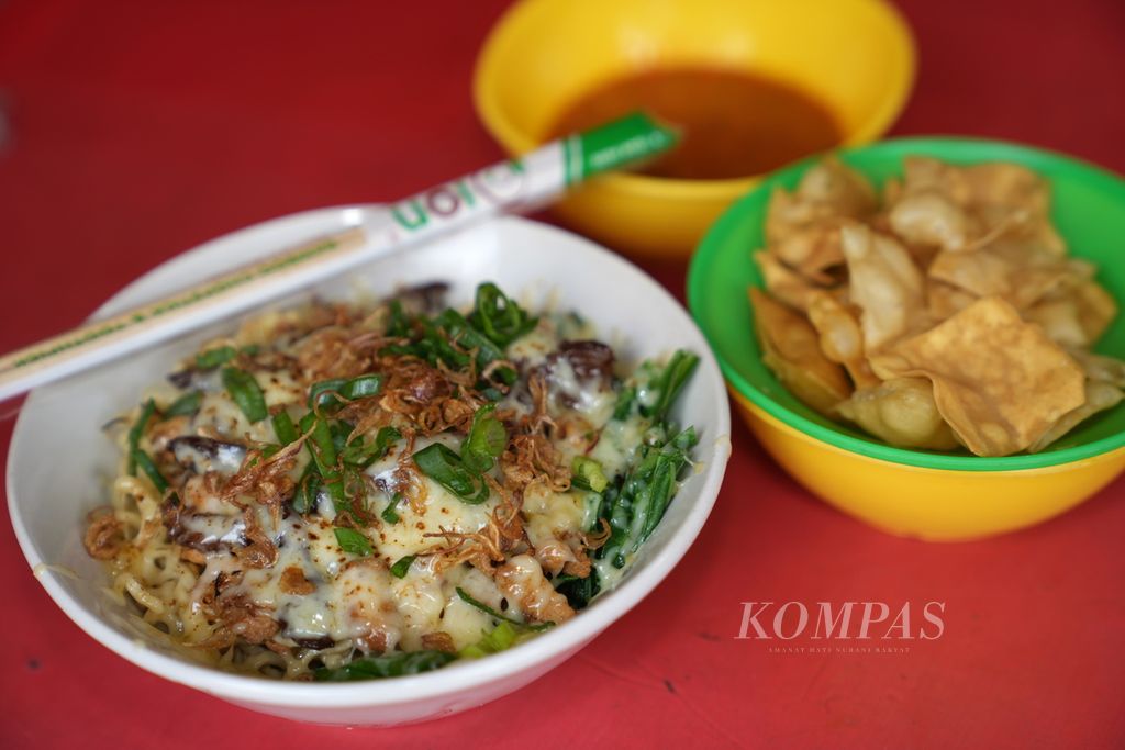  Mi ayam sapi mozzarella di Mie Ayam Sapi Pedes Sedep di Jalan Abuserin, Gandaria Selatan, Cilandak, Jakarta Selatan, Rabu (7/8/2024). Rata-rata sebanyak 200 porsi mi ayam terjual di Mie Ayam Sapi Pedes Sedep yang sudah berdiri sejak 2018 tersebut. Kuliner bermunculan di sekitar Stasiun MRT Cipete dalam dua tahun terakhir.