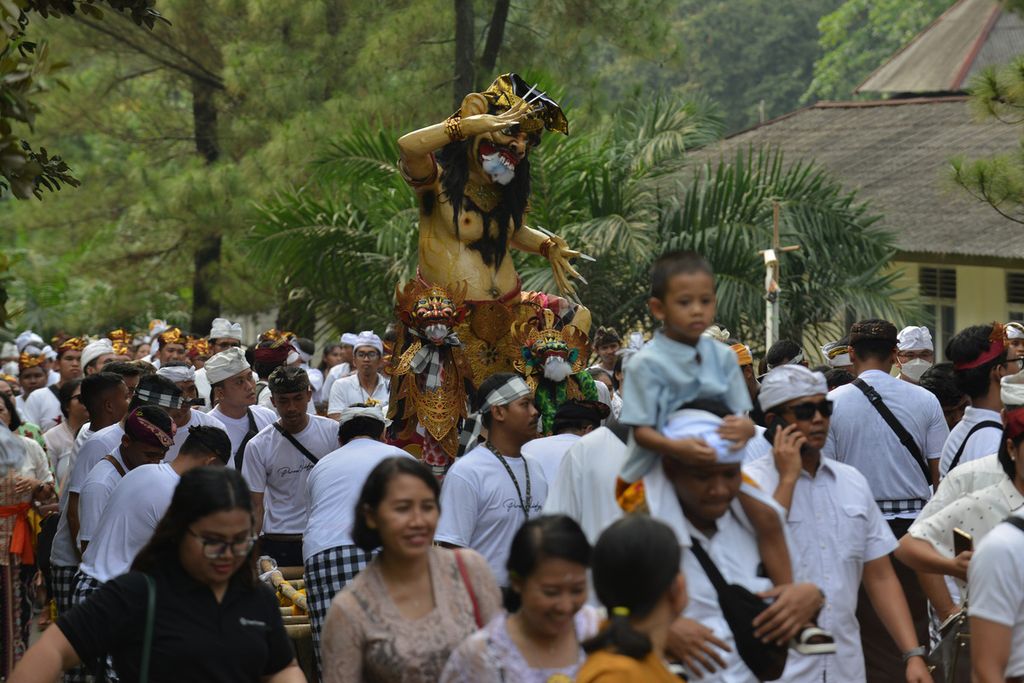 Sejumlah umat Hindu mengarak ogoh-ogoh dalam rangkaian parade budaya di Bumi Perkemahan Cibubur, Jakarta, Selasa (21/3/2023). Umat Hindu di Pura Widya Dharma Cibubur menggelar parade budaya untuk menyambut hari suci Nyepi Tahun Saka 1945. 