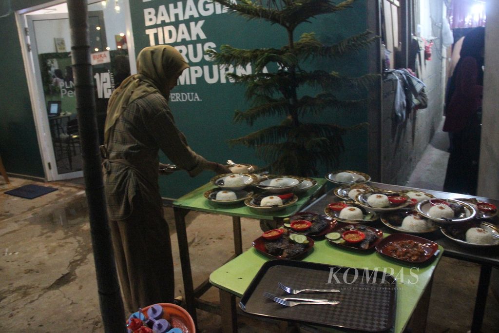 Lintang (29) sedang menyiapkan sejumlah menu untuk dihidangkan di kedai kopi Satu Per Dua Kopitiam, Kota Pontianak, Kalimantan Barat, Rabu (14/8/2024).