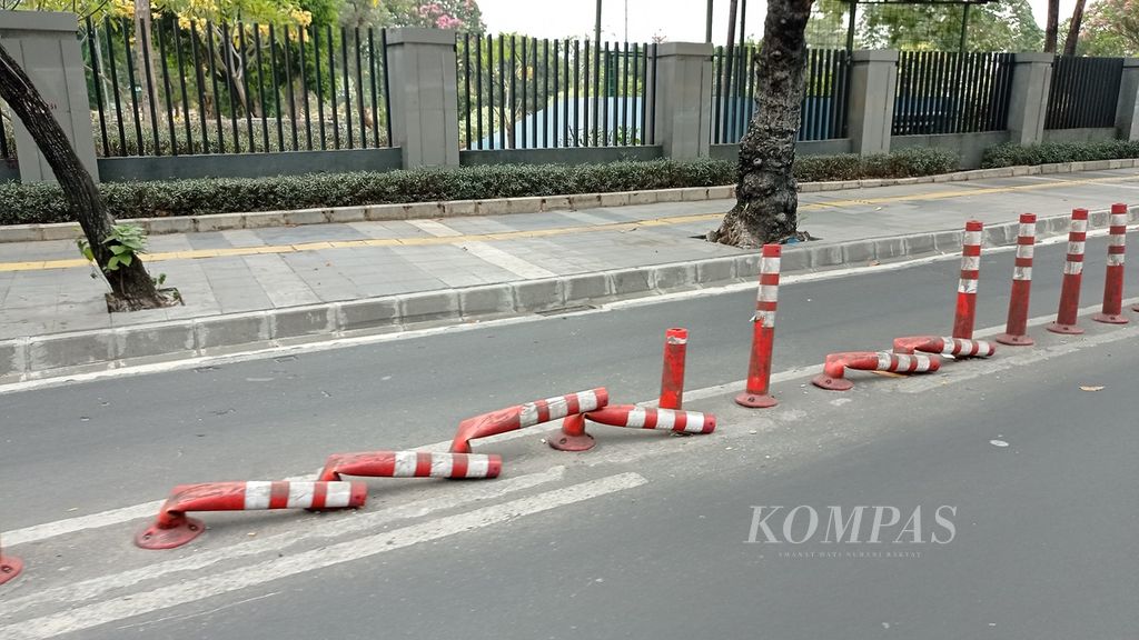 Barisan <i>stick cone </i>lajur sepeda yang rusak di Jalan Penjernihan, Jakarta Pusat, Rabu (18/10/2023).