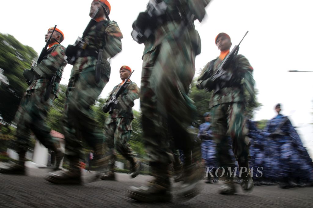 Defile pasukan TNI dalam rangka HUT ke-77 TNI di Jalan Medan Merdeka Utara, Jakarta, Rabu (5/10/2022). Selain pasukan, digelar juga defile alat utama sistem persenjataan (alutsista) milik TNI. 