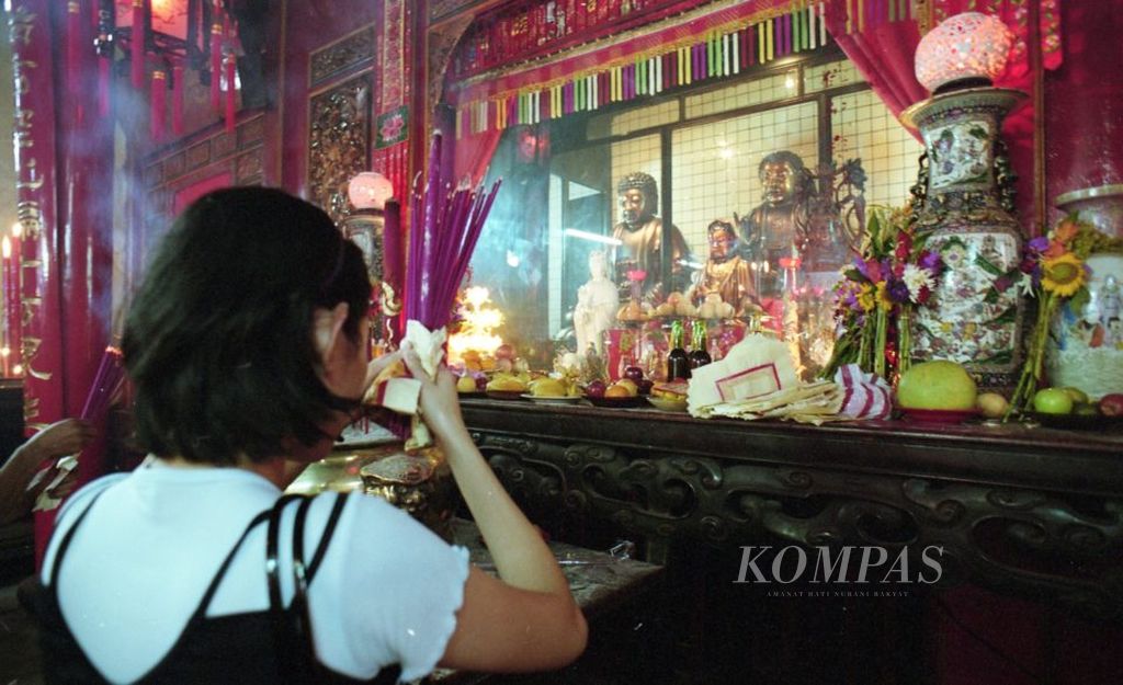 Warga Keturunan Tionghoa sembahyang dalam ragka menyambut Imlek di Vihara Dharma Bakti, Petak Sembilan, Jakarta Barat, (5/2/2000).