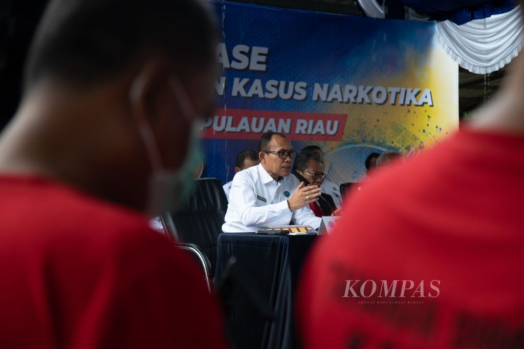 Kepala Badan Narkotika Nasional (BNN) Kepulauan Riau Brigadir Jenderal (Pol) Henry Parlinggoman Simanjuntak saat konferensi pers terkait pengungkapan kasus peredaran sabu seberat 60 kilogram di Kepulauan Riau, Sabtu (23/12/2023).