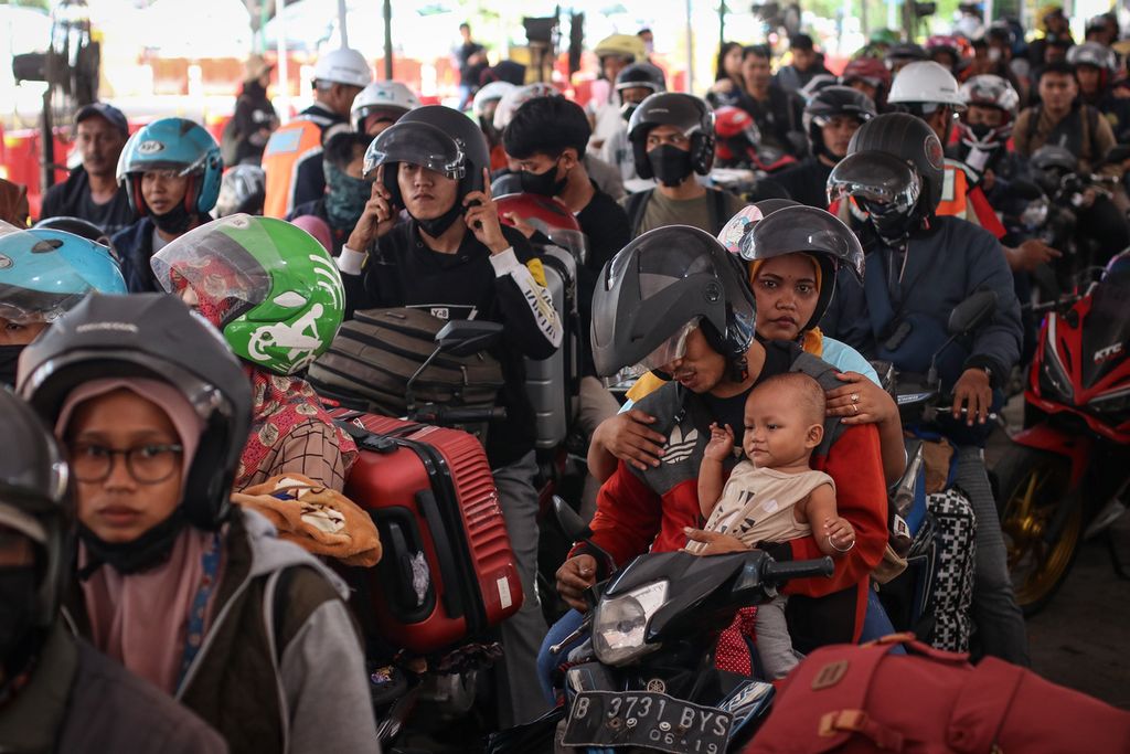 Antrean pemudik bersepeda motor yang akan memasuki feri di Pelabuhan Ciwandan, Cilegon, Banten, Selasa (18/4/2023). Survei Badan Kebijakan Transportasi Kementerian Perhubungan menunjukkan, sebanyak 25,13 juta orang diperkirakan mudik menggunakan sepeda motor. 