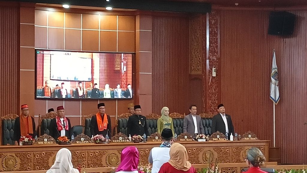 Rapat Paripurna DPRD Kota Depok dalam rangka memperingati hari jadi ke-24 Kota Depok dihadiri oleh Gubernur Jawa Barat Ridwan Kamil, Kamis (27/4/2023).