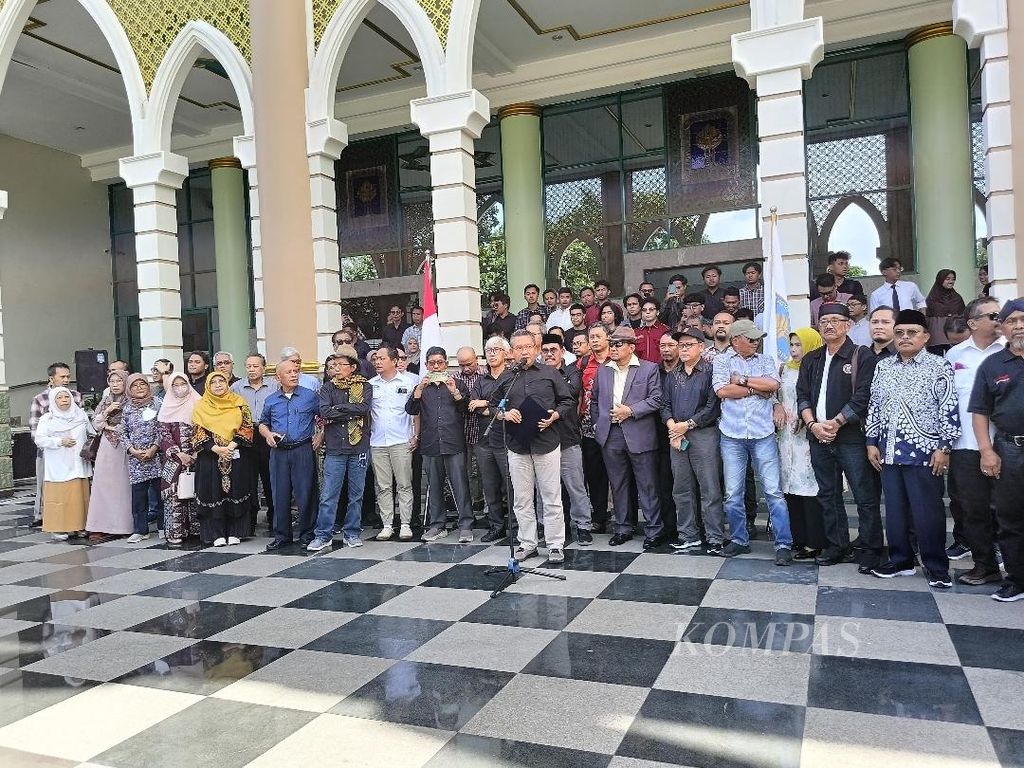 Sivitas akademika Universitas Islam Indonesia (UII) bersama-sama menyerukan kritik terhadap perilaku dan tindakan Presiden Jokowi yang saat ini cenderung menunjukkan keberpihakannya kepada kelompok tertentu, Kamis (1/2/2024).
