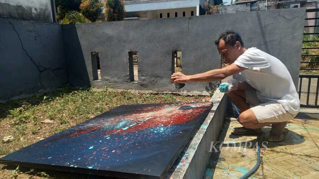 Dwi Kustrita (49), seorang karyawan swasta di Jakarta, mengisi waktu luangnya dengan melukis di rumahnya di Jonggol, Bogor, Jawa Barat, Kamis (28/9/2023). Lewat lukisan, ia dapat mengekspresikan dirinya dan merasa hidupnya lebih seimbang.