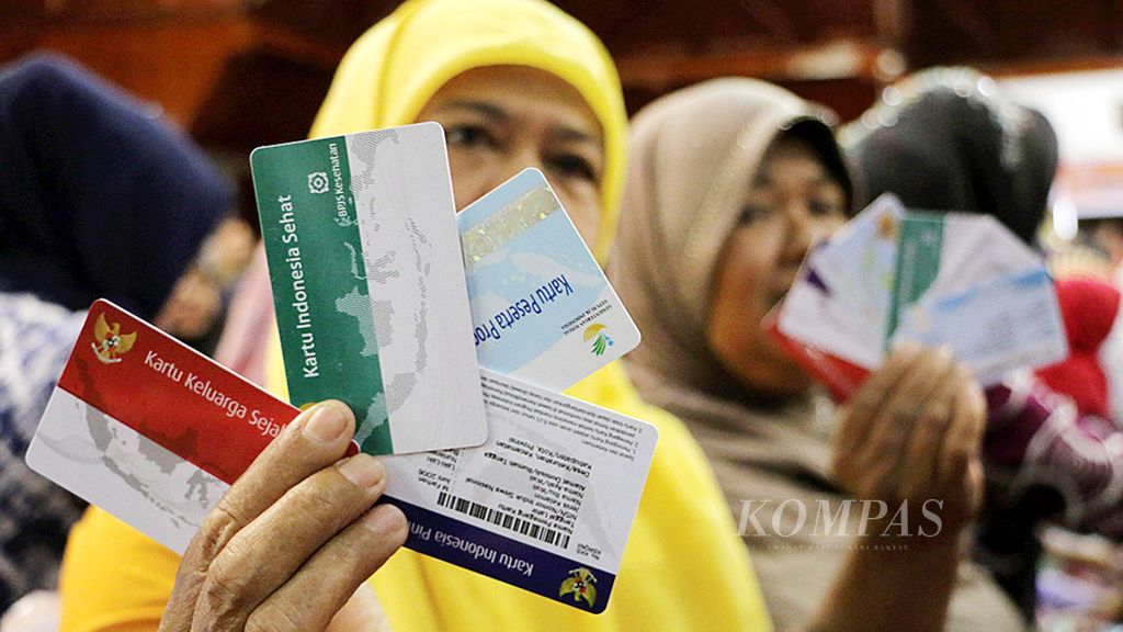 Penerima bantuan sosial Program Keluarga Harapan (PKH) memperlihatkan sejumlah kartu sebagai tanda penerima bantuan tersebut, Minggu (16/10), di Banda Aceh, Aceh. Mulai November 2016, Kementerian Sosial menambahkan jumlah penerima bansos PKH dari 3,5 menjadi 6 juta keluarga.