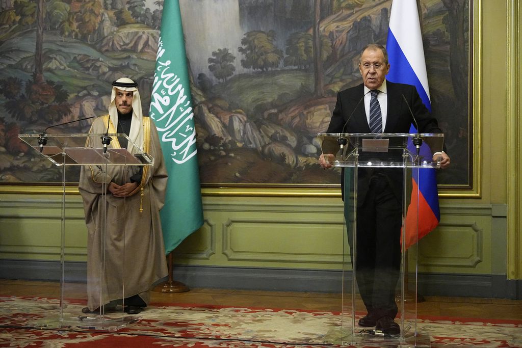 Menteri Luar Negeri Rusia Sergei Lavrov (kanan) dan Menteri Luar Negeri Arab Saudi Faisal bin Farhan memaparkan hasil pertemuan mereka di Moskwa, Kamis (9/3/2023).