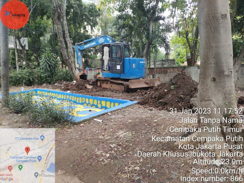 Pembangunan embung atau tampungan air di Kecamatan Cempaka Putih, Jakarta Pusat, Selasa (31/1/2022).