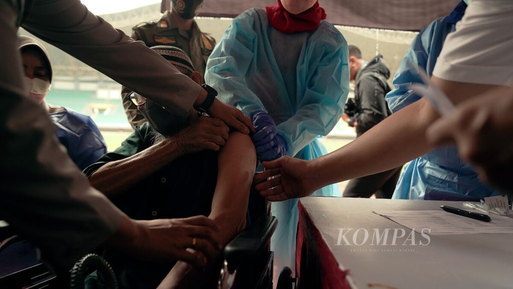 Warga lansia dibantu TNI-Polri menjalani vaksinasi penguat di gerai vaksin presisi di Stadion Patriot Candrabhaga, Kota Bekasi, Jawa Barat, awal Februari 2022. 
