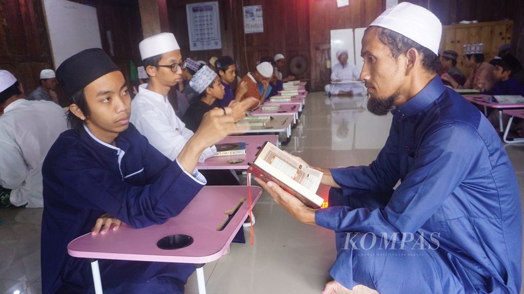 Seorang santri tengah belajar menghafal Al Quran dengan bahasa isyarat di Pondok Pesantren Darul Ashom, Kabupaten Sleman, Daerah Istimewa Yogyakarta, Kamis (21/4/2022). 