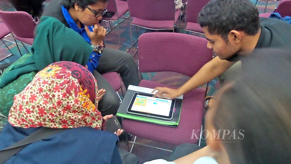 Sekitar 50 guru dari wilayah Jakarta mengikuti pelatihan menulis kode pemrograman yang digelar Microsoft dalam program #WeSpeakCode, Senin (23/3). <i>Coding </i>merupakan aktivitas yang bisa diajarkan kepada anak didik yang bisa mengajarkan tentang logika melalui cara yang menyenangkan. 