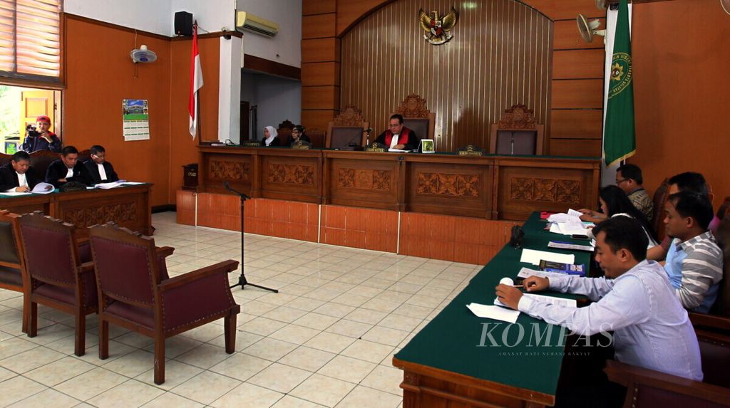 Sidang praperadilan perdana mantan Menteri Kebudayaan dan Pariwisata Jero Wacik digelar di ruang sidang utama Oemar Seno Adji, Pengadilan Negeri Jakarta Selatan, Senin (20/4/2015), Sidang yang tidak dihadiri Jero Wacik ini mengagendakan pembacaan permohonan praperadilan oleh pemohon atau kuasa hukum dari Jero Wacik di hadapan hakim tunggal Sihar Purba dan pihak termohon Komisi Pemberantasan Korupsi. 