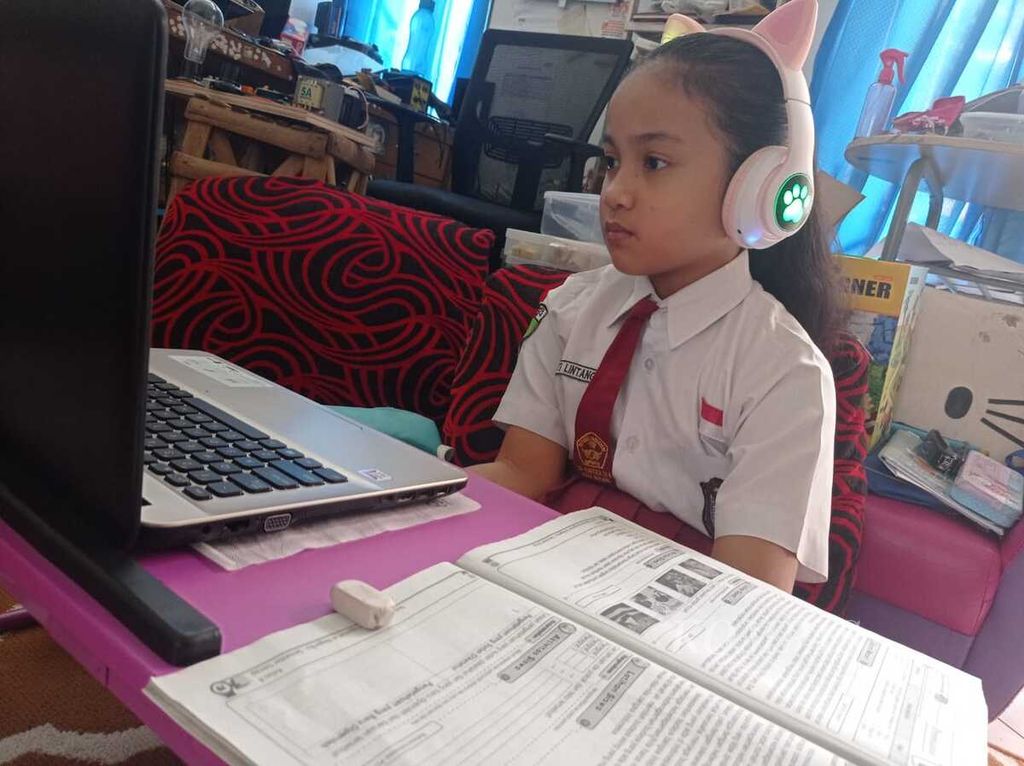 Seorang siswa SD di Kota Malang mengikuti sekolah dari rumah, Selasa (23/2/2021). Pemkot Malang berencana memperpanjang sekolah daring seiring diperpanjangnya pemberlakuan pembatasan kegiatan masyarakat. 