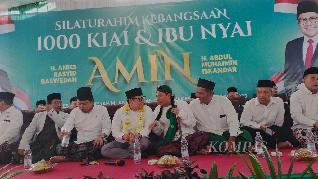 Bakal cawapres dari Koalisi Perubahan, Muhaimin Iskandar (berkalung bunga),  berdiskusi dengan sejumlah orang dalam acara Silaturahmi Kebangsaan, yang digelar di Sleman, DIY, Rabu (11/10/2023).