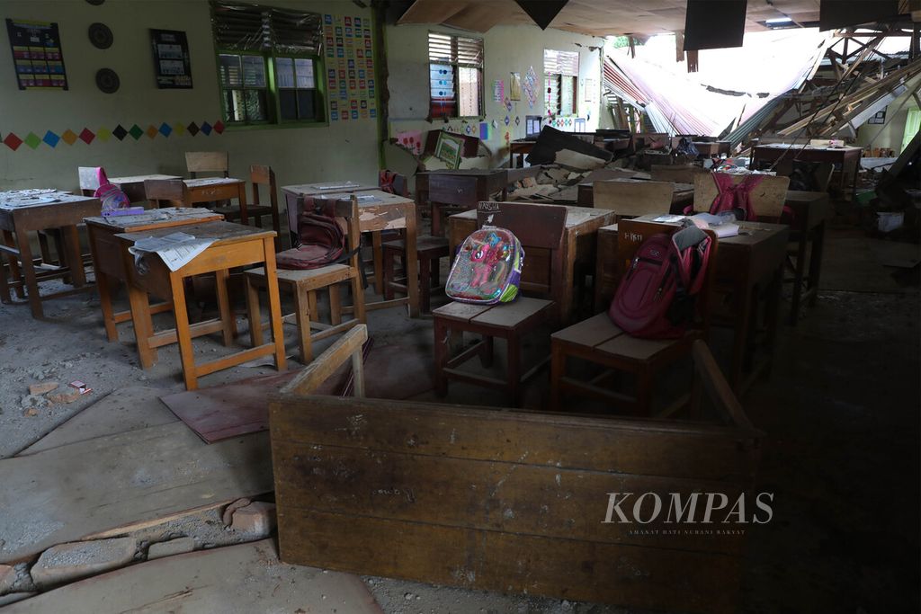 Ruang kelas di Masdrasah Ibtidaiyah Al Wahid yang rusak setelah gempa bermagnitudo 6,1 di Nagari Kajai, Kecamatan Talamau, Kabupaten Pasaman Barat, Sumatera Barat, Senin (28/2/2022). Ada lebih dari 1.000 bangunan di Pasaman Barat dan Pasaman yang rusak berat, ringan, dan sedang karena gempa.