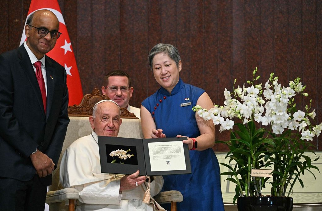 Paus Fransiskus (tengah) menerima sertifikat penamaan varietas baru anggrek dari Direktur Dewan Taman Nasional Singapura Hwang Yu-Ning (kanan), Kamis (12/9/2024), di Parlemen Singapura. Anggrek itu dinamai <i>Dendrobium His Holiness Pope Francis</i>.