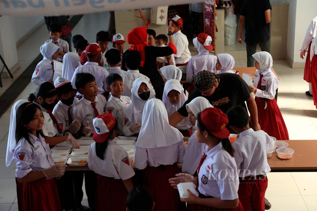A group of primary school students from SD Negeri Kalibanteng learned how to cook together at the UMKM stall in Pasar Johar, Semarang City, Central Java on Monday (30/10/2023). The Merdeka Curriculum allows for flexibility in creating learning experiences with various forms to enhance skills, competence, and creative learning, one of which is food processing.