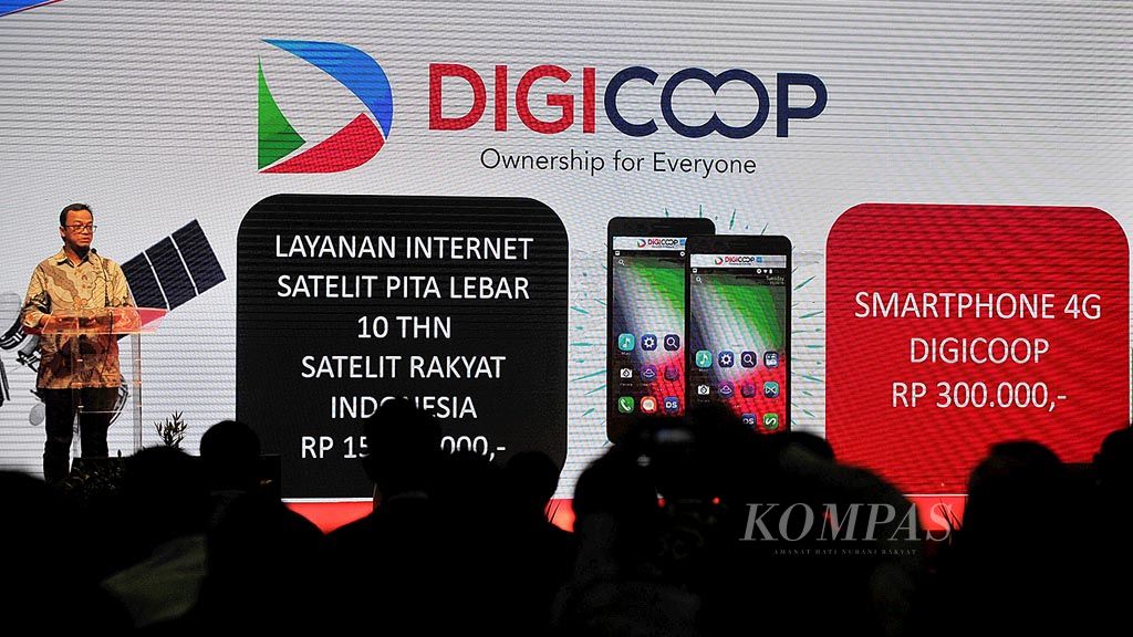 Ketua Koperasi Jasa Digital Indonesia Mandiri Henri Kasyfi memaparkan sejumlah layanan koperasi yang berkaitan dengan bisnis digital pada Pameran dan Konferensi Communic Indonesia 2017 di Jakarta International Expo, Kemayoran, Jakarta, Rabu (25/10).