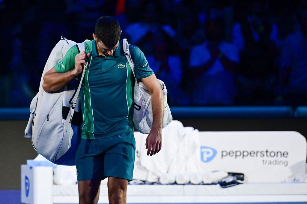 Ekspresi petenia Serbia, Novak Djokovic, seusai dikalahkan Jannik Sinner (Italia) pada laga tunggal putra Final ATP di Pala Alpitour, Turin, Italia, Selasa (14/11/2023) waktu setempat. Sinner menang, 7-5, 6-7 (5), 6-3.