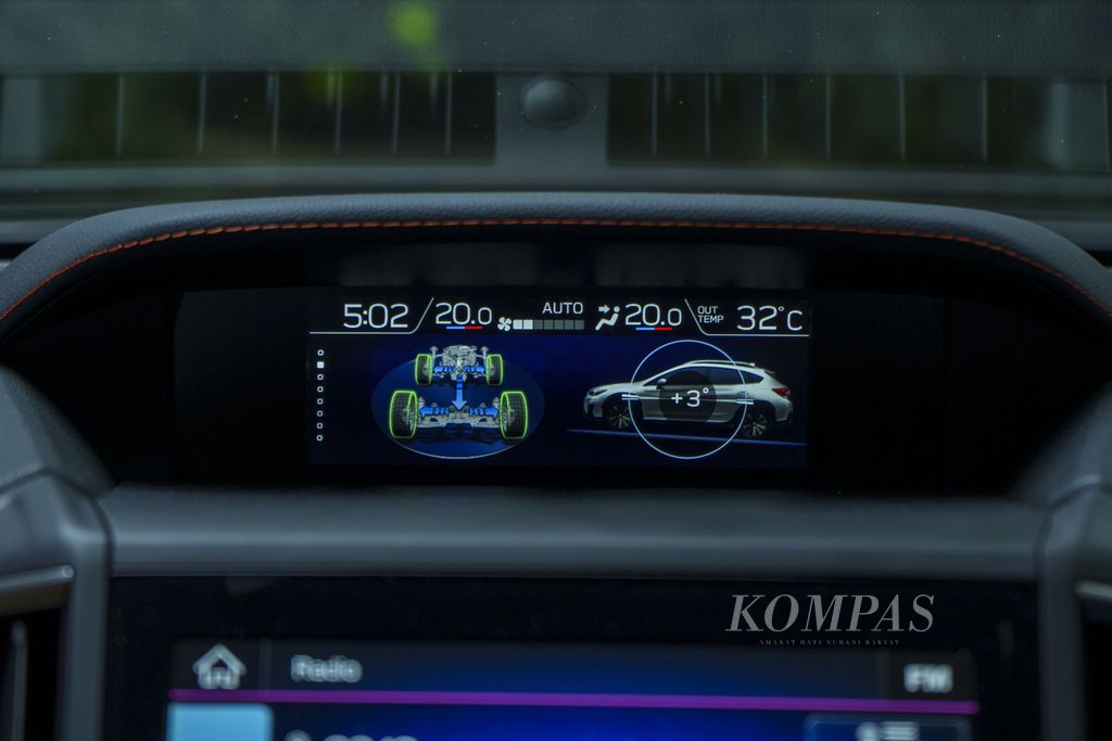 Monitor gerak roda dan kemiringgan kendaraan pada Subaru XV 2.0i-S EyeSight.