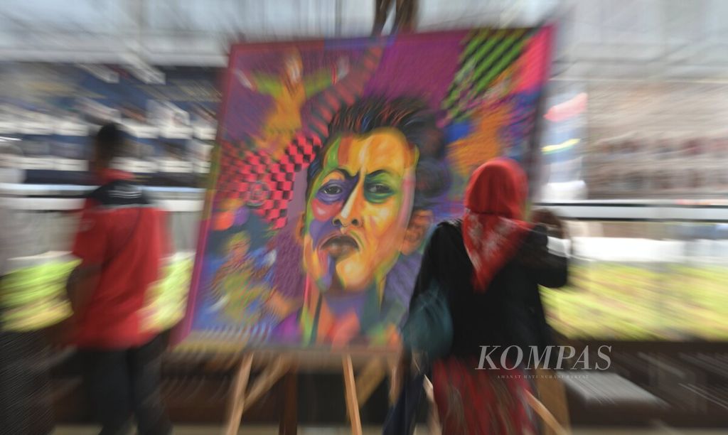 Lukisan sosok Chairil Anwar karya Ramadhan Bouqie dipajang di depan Teater Kecil Taman Ismail Marzuki, Jakarta, dalam peringatan 100 tahun penyair Chairil Anwar dan perayaan 10 tahun Hari Puisi Indonesia, Selasa (26/7/2022). 