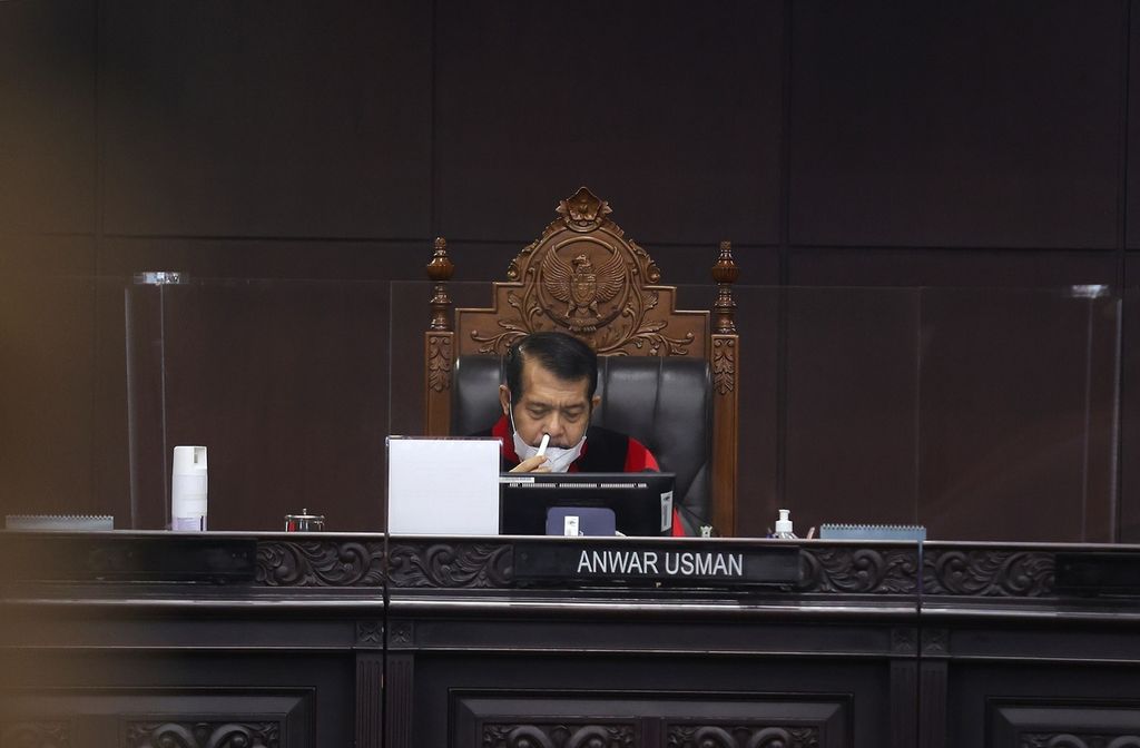 Hakim Konstitusi yang juga Ketua Mahkamah Konstitusi (MK) Anwar Usman mengikuti sidang putusan uji materi Undang-Undang (UU) Nomor 35 Tahun 2009 tentang Narkotika terhadap UUD 1945 di Mahkamah Konstitusi, Jakarta, Rabu (20/7/2022). 