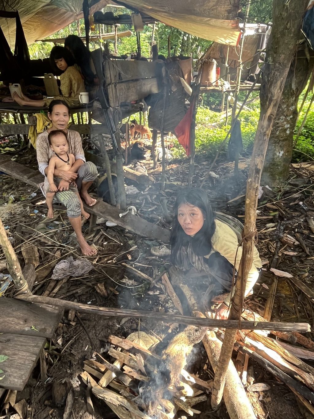 Keluarga Punan Batu di Bulungan, Kalimantan Utara, tengah memasak hewan buruan, Jumat (2/9/2022). Sebagai pemburu-peramu yang hidup nomaden, suku Punan Batu sangat tergantung pada sumber pangan liar dari hutan. 