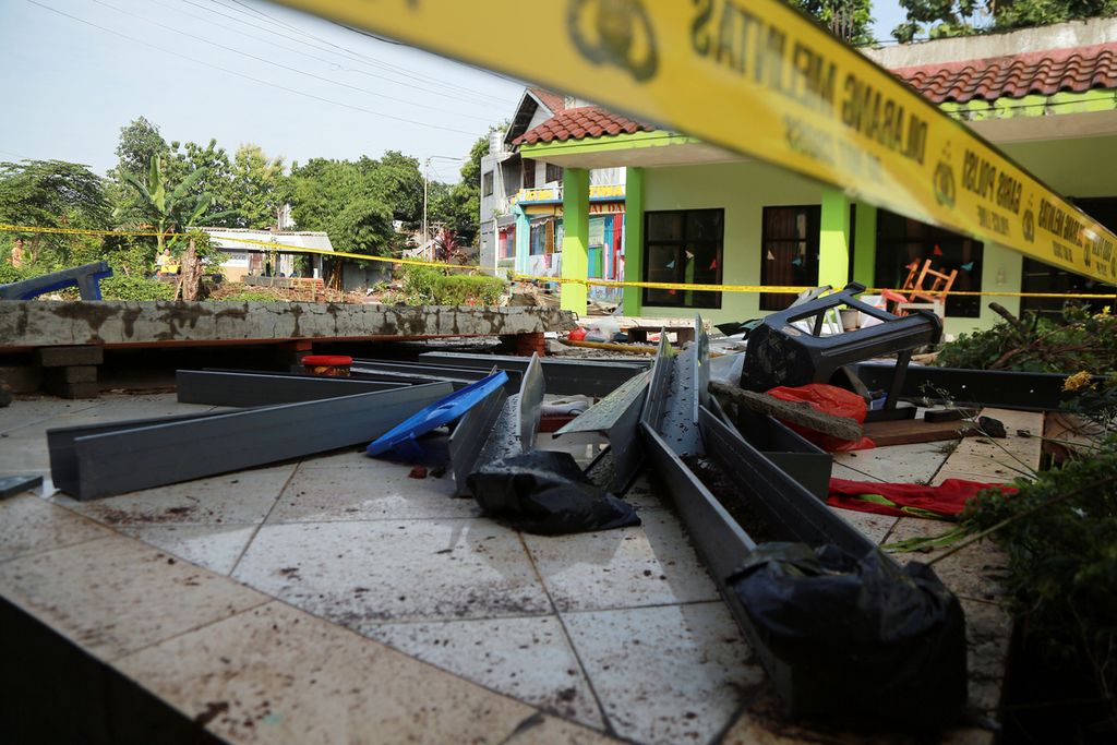 Runtuhan bangunan akibat robohnya dinding sekolah MTsN 19 Jakarta, seperti dipotret pada Jumat (10/7/2022). 