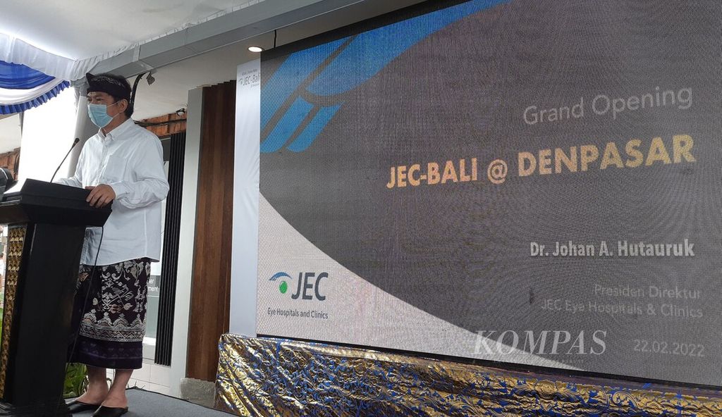 Presiden Direktur JEC Eye Hospital and Clinics Johan A Hutauruk memberikan kata sambutannya dalam acara peresmian Klinik Mata Utama Jakarta Eye Center (JEC) Bali @ Denpasar di Kota Denpasar, Selasa (22/2/2022).