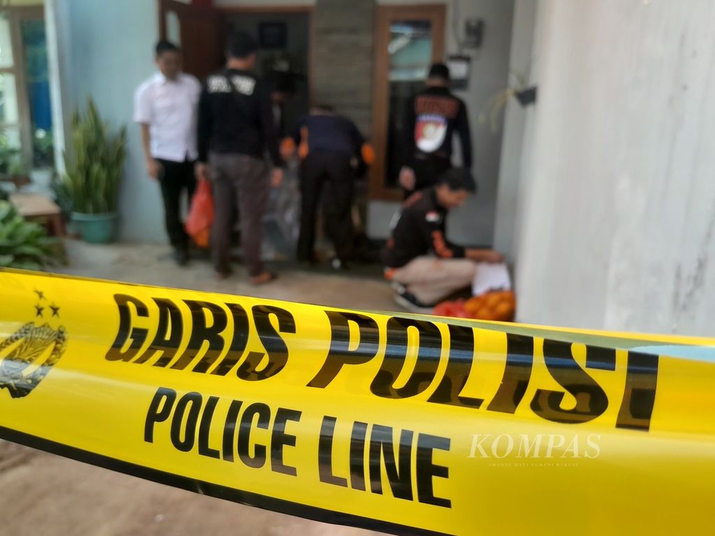 Polisi melakukan olah tempat kejadian kasus dugaan bunuh diri keluarga di Dusun Borobugis, Desa Saptorenggo, Kecamatan Pakis, Kabupaten Malang, Jawa Timur, Selasa (12/12/2023).