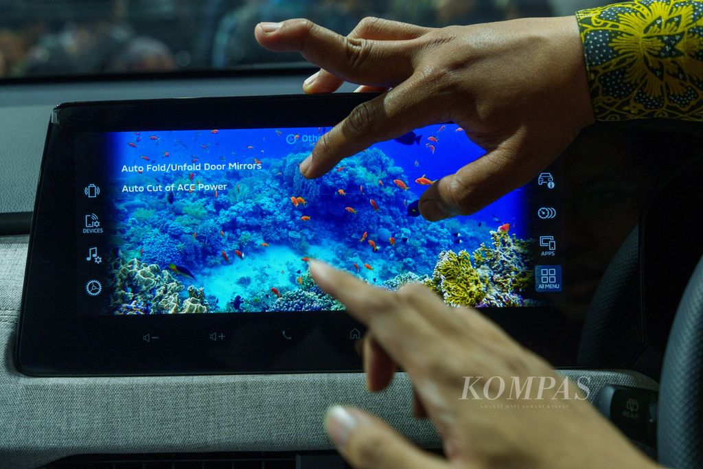 LCD monitor <i>headset</i> Mitsubishi XForce tipe Ultimate dipamerkan di Gaikindo Indonesia International Auto Show (GIIAS) 2023. 