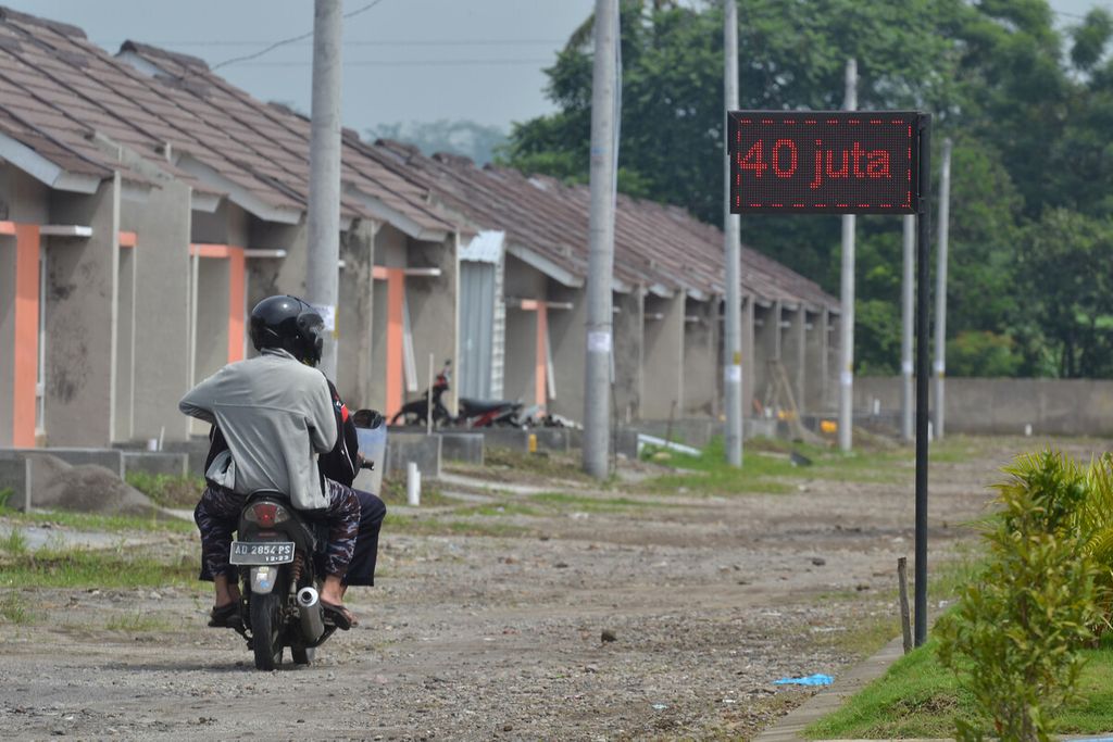 Penghuni melintas di kompleks perumahan subsidi di Desa Mojosongo, Kecamatan Mojosongo, Boyolali, Jawa Tengah, Sabtu (1/2/2020).  Kompleks perumahan subsidi bermunculan di kabupaten itu dengan sasaran konsumen masyarakat berpenghasilan rendah. 