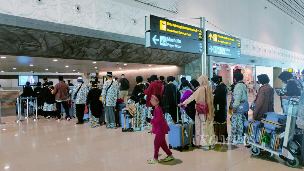 Antrean jemaah umrah di pintu keberangkatan penerbangan internasional di Bandara YIA, Kulon Progo, DIY, Sabtu (12/8/2023).