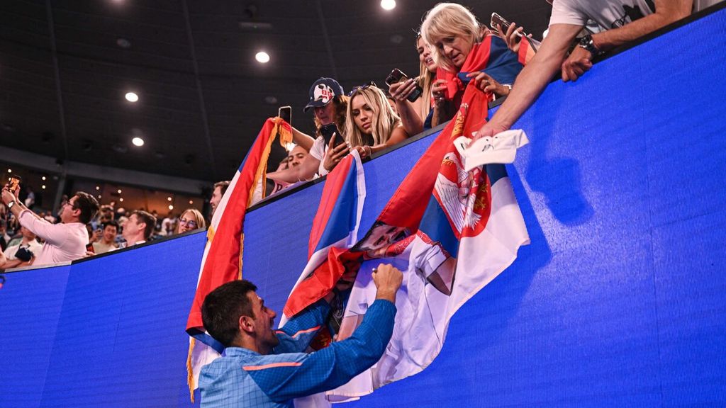 Petenis Serbia, Novak Djokovic, memberikan tanda tangan kepada penggemarnya setelah berhasil mengalahkan Tommy Paull pada semifinal Australia Terbuka di Melbourne, Jumat (27/1/2023). 