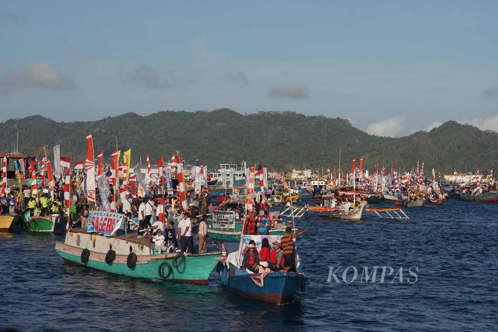 Kapal hias melintas di Selat Lembeh, Kota Bitung, Sulawesi Utara, dalam parade kapal Festival Pesona Selat Lembeh, Senin (7/10/2019). Parade kapal hias adalah acara utama dari festival ini.