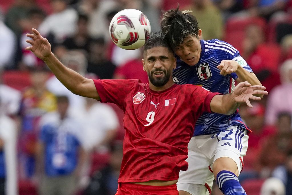 Pemain Bahrain, Abdulla Yusuf (kiri) ,dan pemain Jepang, Takehiro Tomiyasu, berebut bola di udara pada laga babak 16 besar Piala Asia di Stadion Al-Thumama, Doha, Qatar, Rabu (31/1/2024). Jepang menang 3-1 dan lolos ke perempat final.