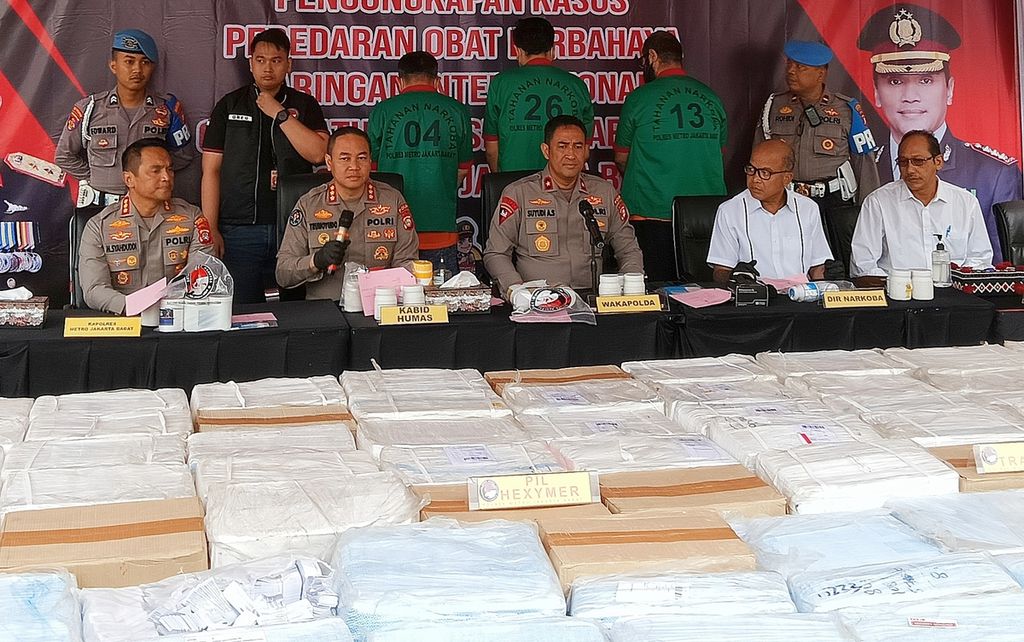 Tiga tersangka berinisial KHK (55), AK (38), dan AAM (38) (membelakangi kamera), saat dihadirkan dalam konferensi pers di markas Kepolisian Resor Metro Jakarta Barat, Rabu (3/5/2023). Mereka terlibat kasus peredaran 37.418.000 butir obat keras ilegal jenis tramadol dan hexymer yang disimpan di sebuah gudang di Kedoya, Kebon Jeruk, Jakarta Barat, Kamis (13/4/2023).