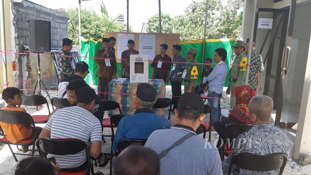 Pemungutan suara ulang pemilihan presiden di Gresik, Jawa Timur, 24 April 2019.
