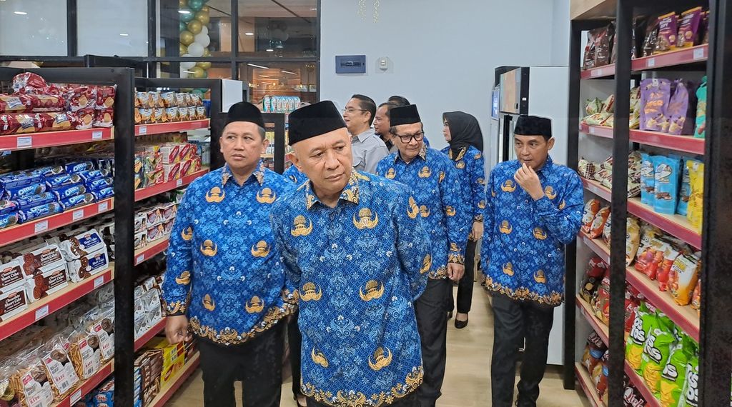 Menteri Koperasi dan UKM Teten Masduki (kedua dari kiri) mengunjungi koperasi karyawan Kemenkop dan UKM, Jakarta, Rabu (12/7/2023).