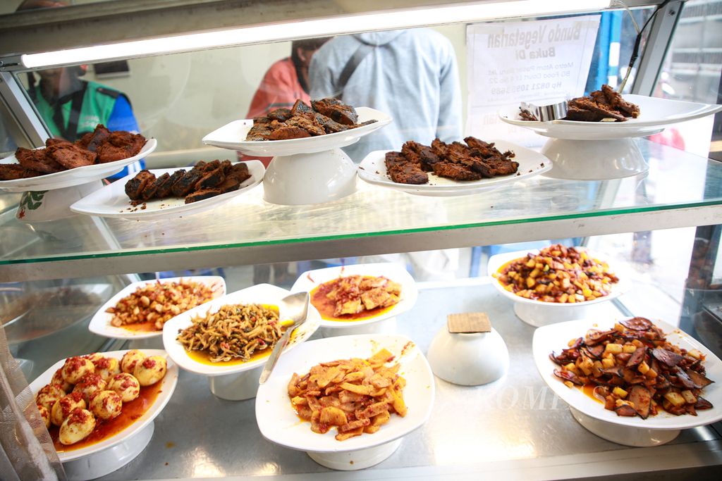 Aneka masakan vegetarian yang ditawarkan di rumah makan padang vegetarian Bundo Minang di kawasan Jelambar, Jakarta Barat, Juli 2022. 