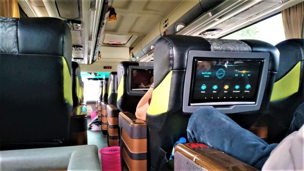 Suasana tingkat dua bus double decker terdapat bangku untuk dua orang penumpang yang dilengkapi dengan fasilitas televisi serta sandaran kaki di Terminal Pondok Pinang, Jakarta Selatan pada Sabtu (17/12/2022).