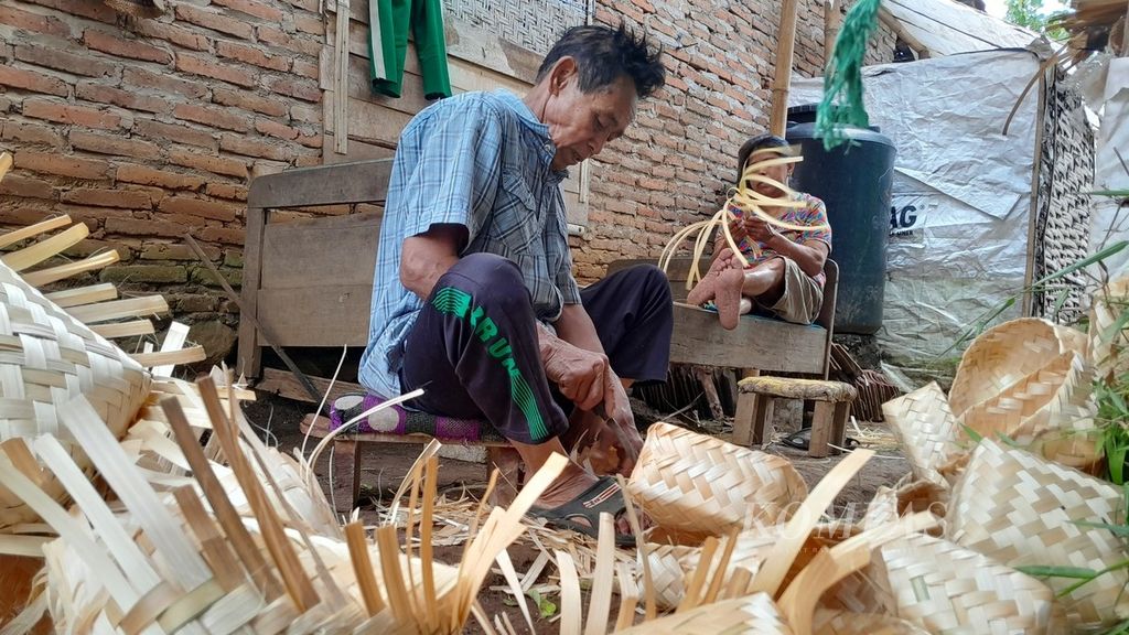  Warga lingkungan Papring, Kelurahan Kalipuro, Kecamatan Kalipuro, Kabupaten Banyuwangi, Jawa Timur, yang berada di dalam area Kampung Baca Taman Rimba (Kampoeng Batara), membuat besek dari anyaman bambu, Minggu (17/9/2023). 