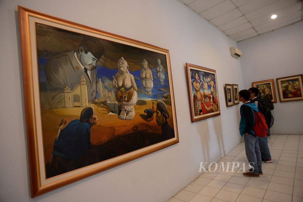 Sejumlah karya pelukis VA Sudiro yang bertema tokoh Semar ditampilkan dalam pameran Samar-samar Semar Sudiro di Bentara Budaya Yogyakarta, Kotabaru, Yogyakarta, Rabu (18/11/2015). Sudiro merupakan salah satu pelukis senior di Yogyakarta yang terus konsisten berkesenian sejak tahun 1960. 